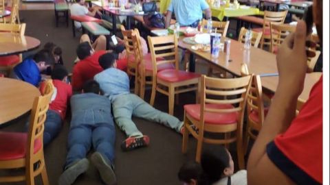 La gente se tiró al suelo para ponerse a salvo.
