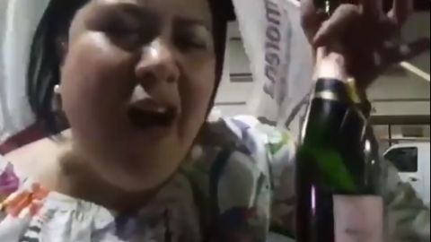 Alejandra León se pasó de copas.