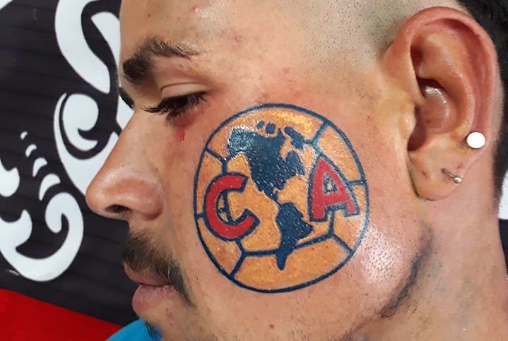 Pasión o exceso?: El tatuaje en el rostro de un americanista provoca  polémica - La Opinión