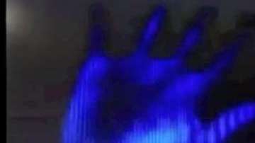 El bombero utiliza el seudónimo Andrew Raz y afirma que su piel se torna azul cuando contacta con extraterrestres.