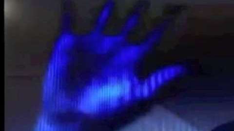 El bombero utiliza el seudónimo Andrew Raz y afirma que su piel se torna azul cuando contacta con extraterrestres.