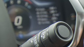 La tecnología convive con el volante.