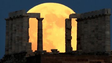 El eclipse lunar sobre la ciudad de Atenas.