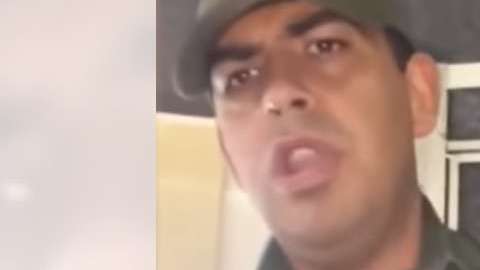 El agente pidió identificaciones a los pasajeros.