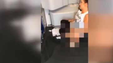 Mujer orina en pasillo del avión