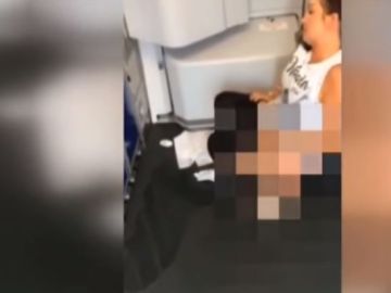 Mujer orina en pasillo del avión