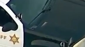 Varios agentes rodearon al sospechoso.