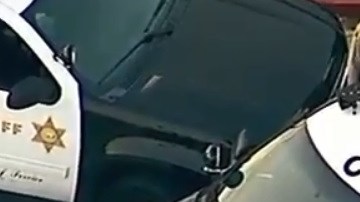 Varios agentes rodearon al sospechoso.