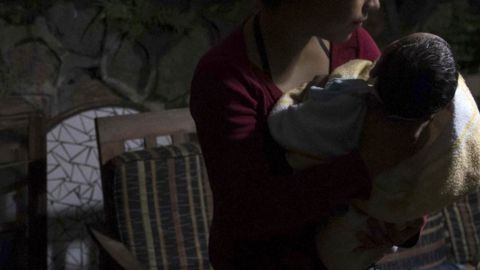 Como se los dejan sin ninguna clase de papeles, las mujeres no saben ni siquiera la edad de los niños que les dejan a su cargo.