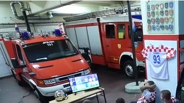 Los bomberos croatas observaban tranquilamente el partido, hasta que sonó la alarma