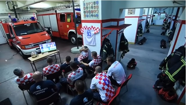 Los bomberos croatas observaban tranquilamente el partido, hasta que sonó la alarma