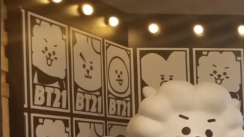 "BT21" está en Hollywood Boulevard.