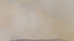 El incendio estalló cerca del DeBell Golf Club en la cuadra 1500 de Walnut Avenue.