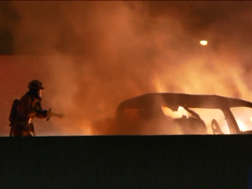 Ambos vehículos quedaron en llamas.