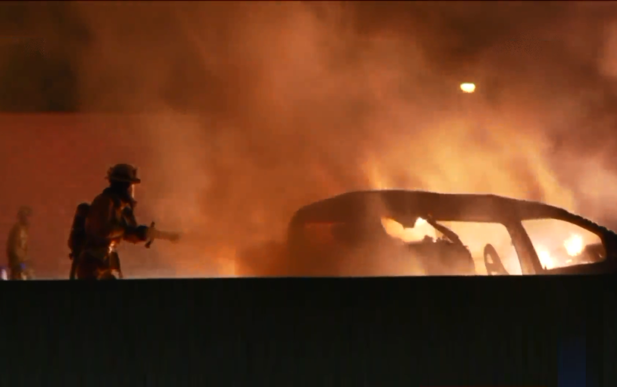 Ambos vehículos quedaron en llamas.