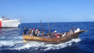 20 hombres, 7 mujeres y un niño viajaban en una precaria embarcación.