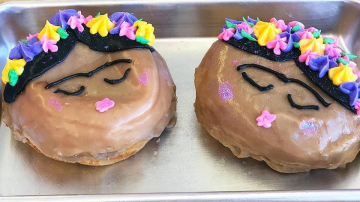 Donuts inspirados en la icónica Frida Kahlo.