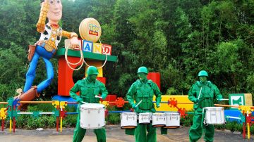 Los Green Army Men junto a la entrada de Toy Story Land, en Disney Hollywood Studios