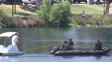 Las autoridades rastrearon todo el lago del parque hasta encontrar el cuerpo del joven.