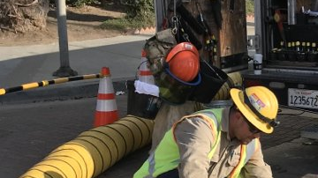 Empleados del DWP trabajan para restaurar la energía.