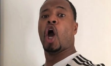 El futbolista francés Patrice Evra le canta a Cristiano.