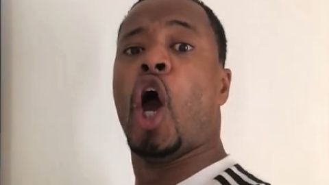 El futbolista francés Patrice Evra le canta a Cristiano.