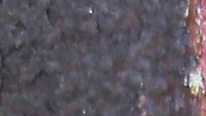 Una madre abraza a su hija en la frontera entre México y EEUU.