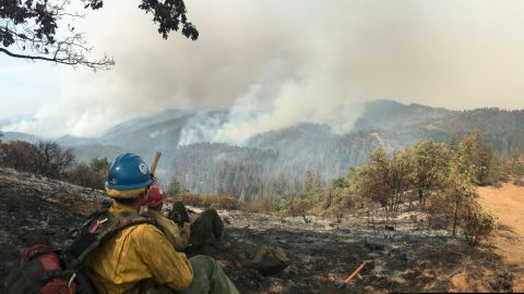 Más de 3,000 bomberos luchan contra el incendio de Ferguson.