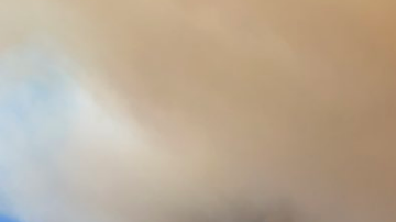 El fuego sigue descontrolado.