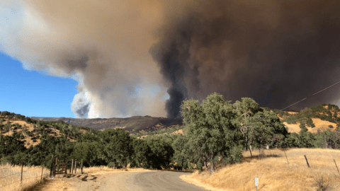 El fuego sigue descontrolado.