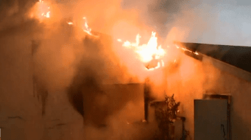 El incendio estalló en la cuadra 13600 de Brussels Avenue.