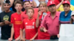 Christian Pulisic rescata al niño.  JIM WATSON/AFP/Getty Images