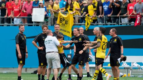 Christian Pulisic rescata al niño. JIM WATSON/AFP/Getty Images