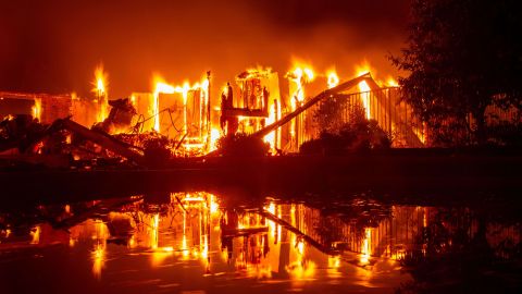 Se intensifican los incendios en el sur de California.