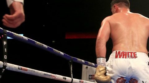 Dave Allen mira a Nick Webb en la lona de la O2 Arena londinense. (Foto: Ben Hoskins/Getty Images)