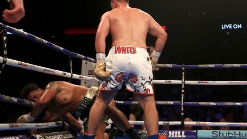 Dave Allen mira a Nick Webb en la lona de la O2 Arena londinense. (Foto: Ben Hoskins/Getty Images)