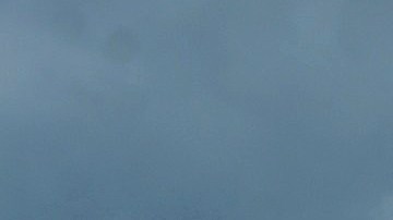 Una ambulancia transporta heridos del avión de AeroMéxico que cayó en Durango.