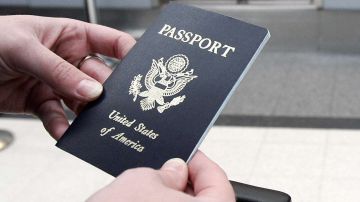 Autorizan a algunos ciudadanos a regresar a Estados Unidos con pasaportes vencidos