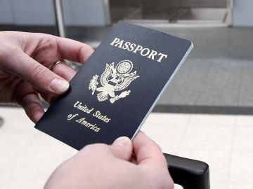 Autorizan a algunos ciudadanos a regresar a Estados Unidos con pasaportes vencidos