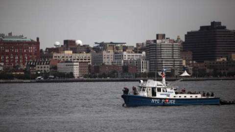 La unidad de operaciones en la Bahía del NYPD rescató a tripulantes. Mario Tama/Getty Images