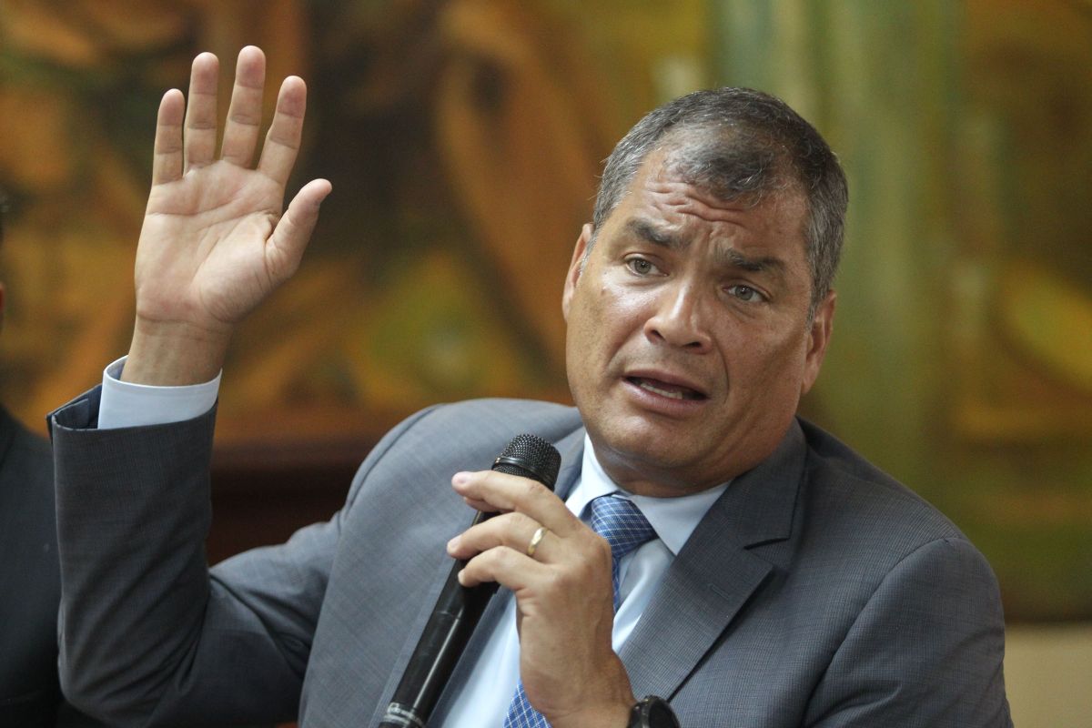 Rafael Correa afirma que es  el sujeto de una persecución.