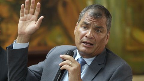 Rafael Correa afirma que es el sujeto de una persecución.