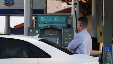 La gasolina sube en todo el país.