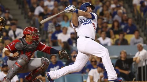 Max Muncy conecta un hit de dos carreras para los Dodgers, que vencieron a los Angels.