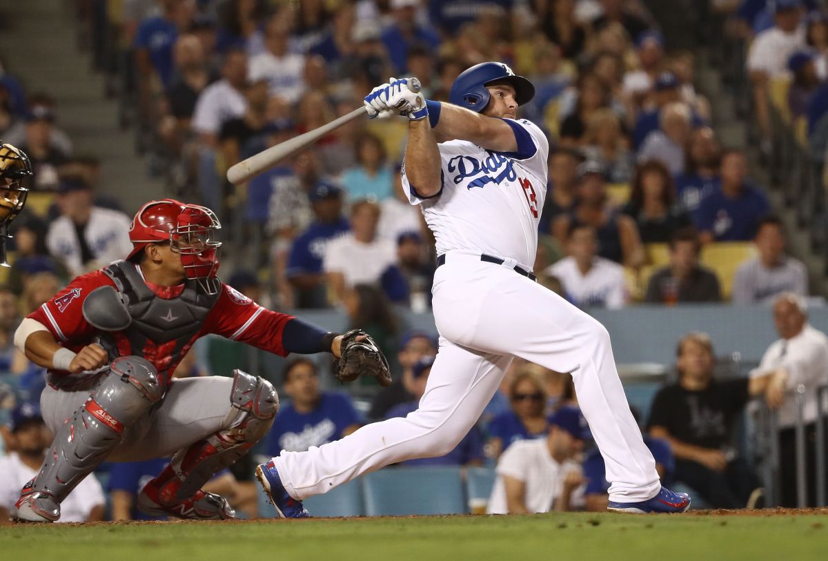 Max Muncy conecta un hit de dos carreras para los Dodgers, que vencieron a los Angels.