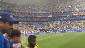Aficionados de Brasil y México se arrojaron cerveza en las tribunas