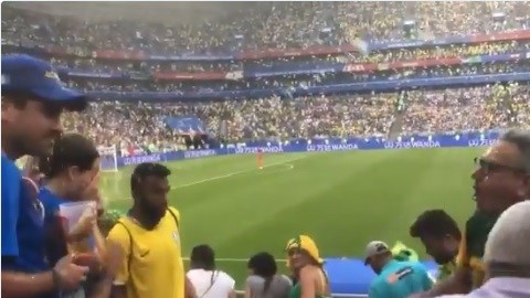 Aficionados de Brasil y México se arrojaron cerveza en las tribunas