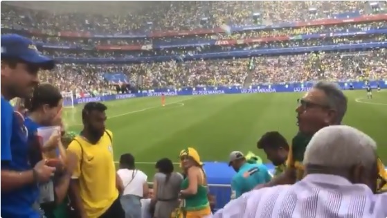Aficionados de Brasil y México se arrojaron cerveza en las tribunas
