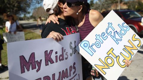 El tiroteo en Florida reabrió el debate sobre el control de armas