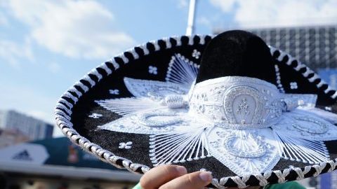 Aficionados mexicanos en Rusia buscan boletos para el juego ante Brasil en Samara. (Foto: Imago7/Ismael Arroyo)